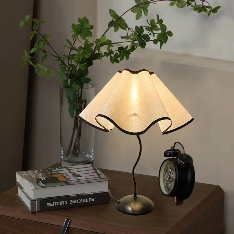 Abajur de Mesa Nórdico Cúpula Pétala em Tecido 39cm — LED 3 Cores