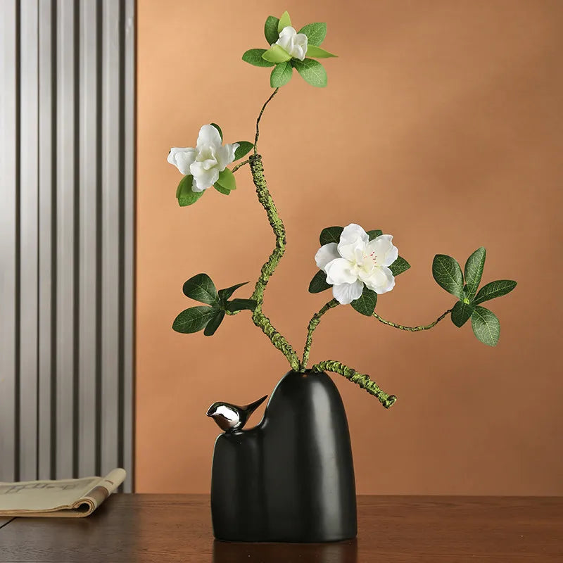 Vaso de Cerâmica Minimalista com Escultura de Pássaro — Design Poético