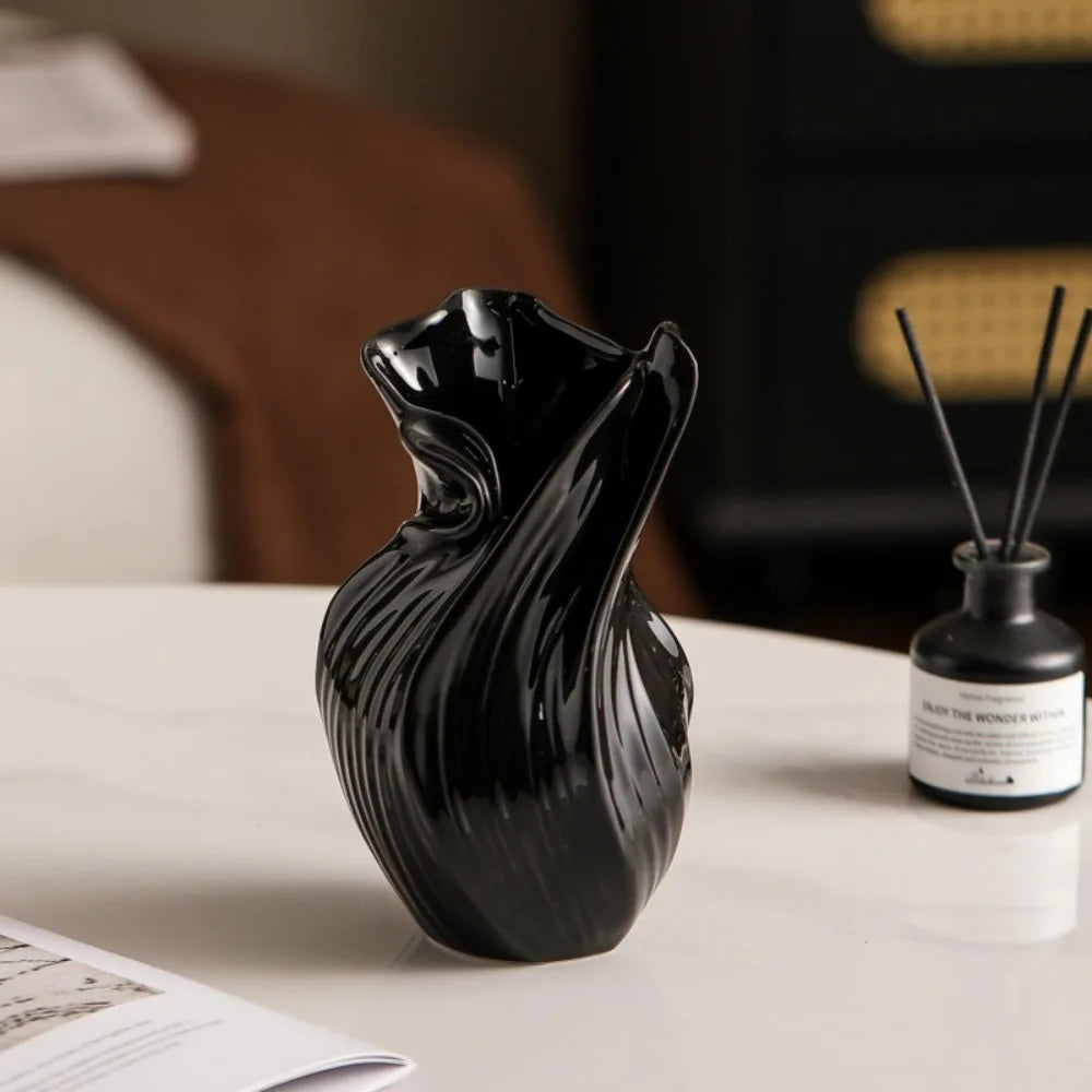 Vaso de Cerâmica Escultural Torcido — Design Nórdico Contemporâneo