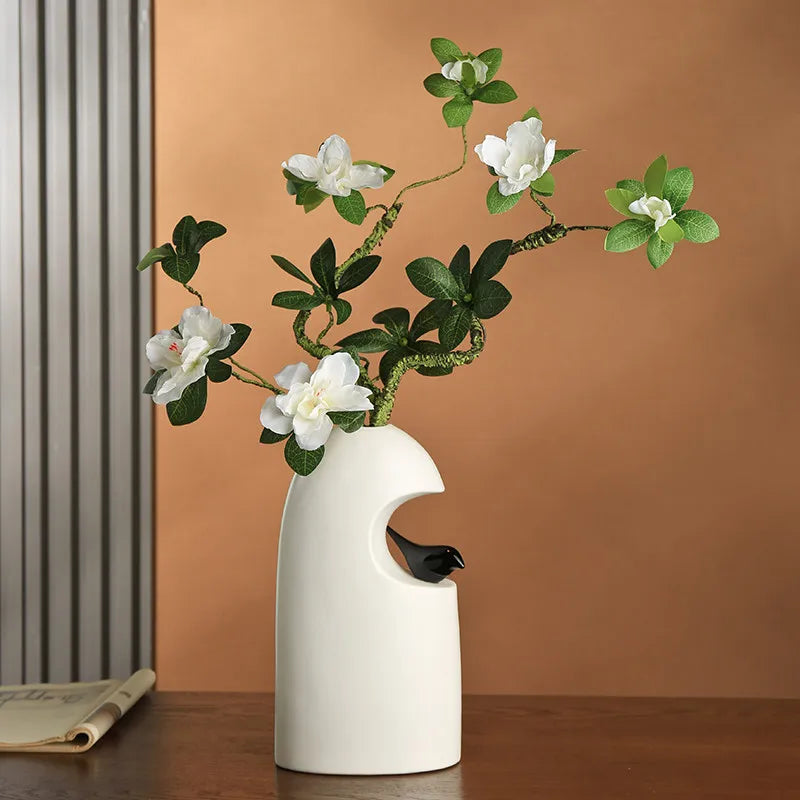 Vaso de Cerâmica Minimalista com Escultura de Pássaro — Design Poético