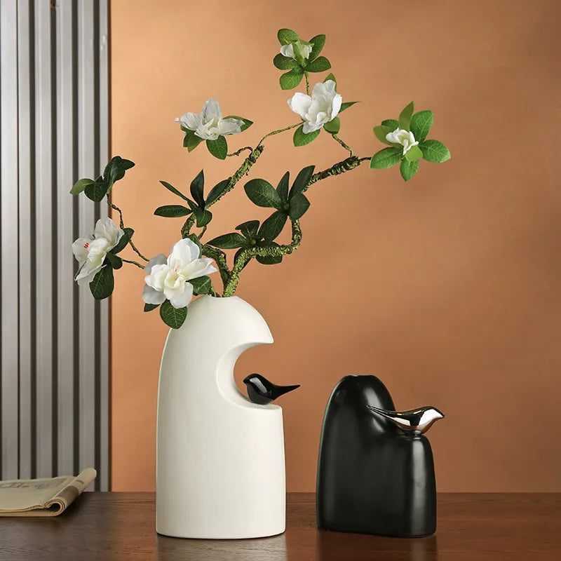Vaso de Cerâmica Minimalista com Escultura de Pássaro — Design Poético