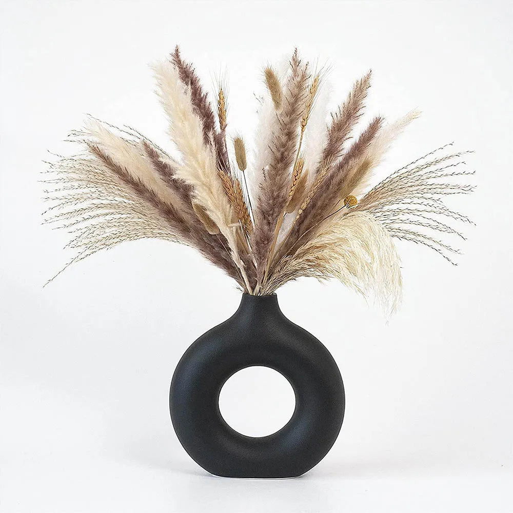 Vaso Escultural Donut em Cerâmica Preto Fosco — Design Escandinavo
