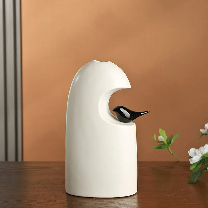 Vaso de Cerâmica Minimalista com Escultura de Pássaro — Design Poético