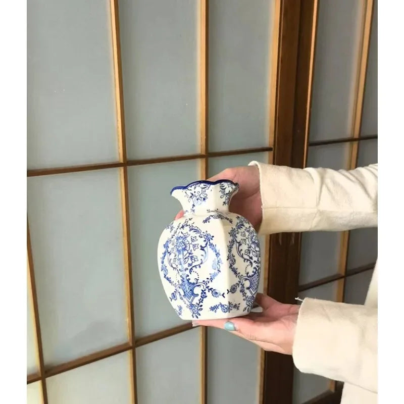 Vaso de Porcelana Pintado à Mão Azul & Branco — Estética Retrô Oriental