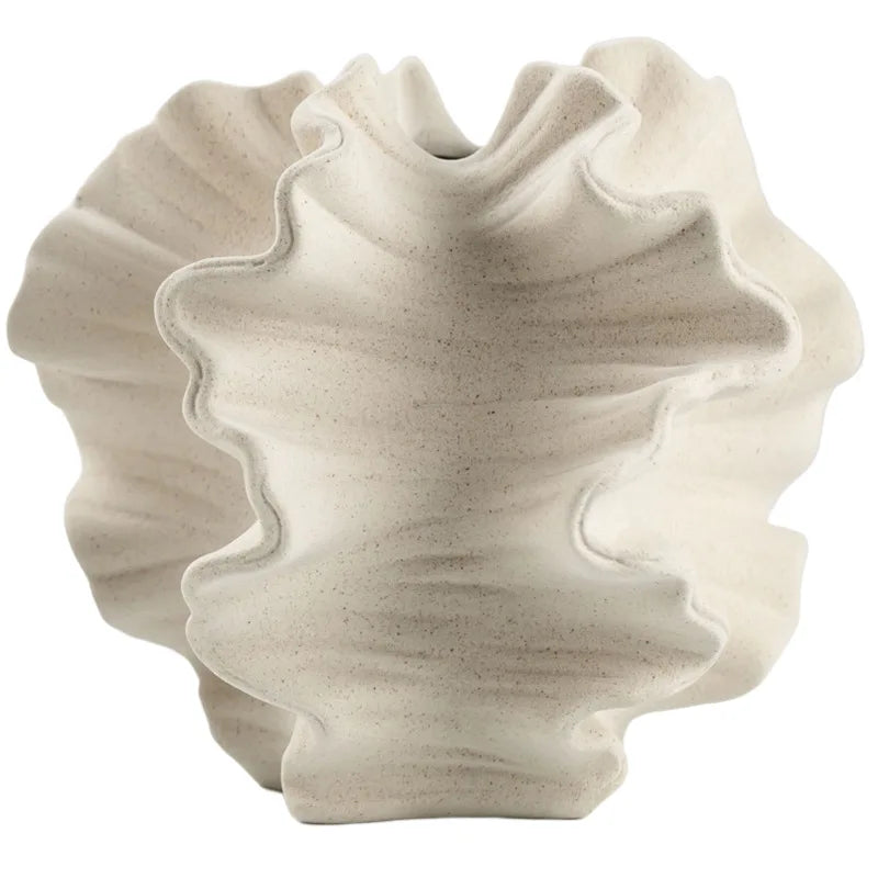 Vaso de Porcelana Plissado com Ondas Geométricas — Escultura de Mesa