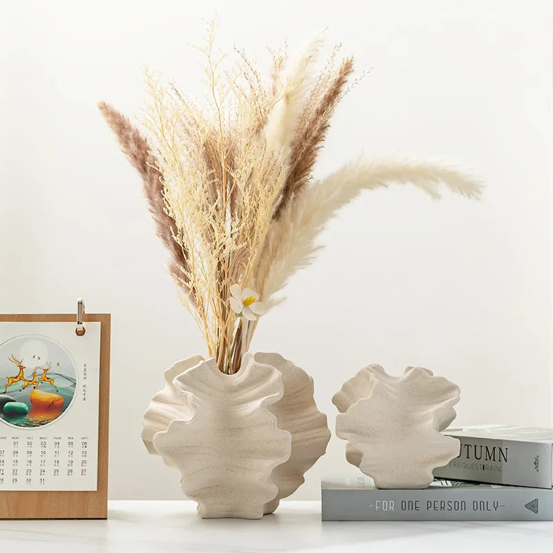 Vaso de Porcelana Plissado com Ondas Geométricas — Escultura de Mesa