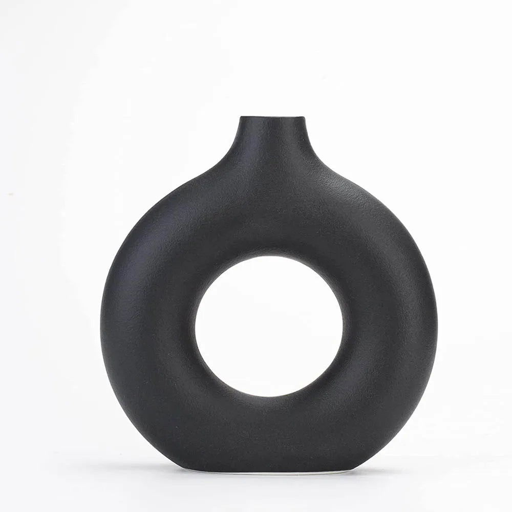 Vaso Escultural Donut em Cerâmica Preto Fosco — Design Escandinavo