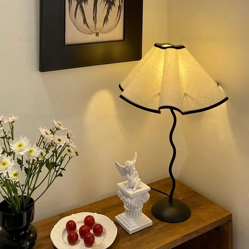 Abajur de Mesa Nórdico Cúpula Pétala em Tecido 39cm — LED 3 Cores