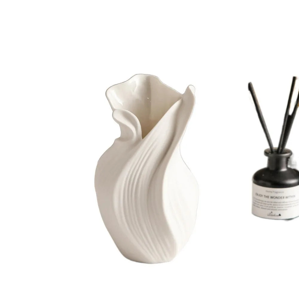 Vaso de Cerâmica Escultural Torcido — Design Nórdico Contemporâneo