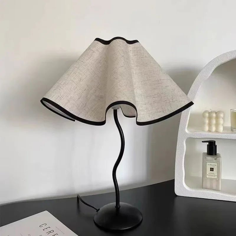 Abajur de Mesa Nórdico Cúpula Pétala em Tecido 39cm — LED 3 Cores