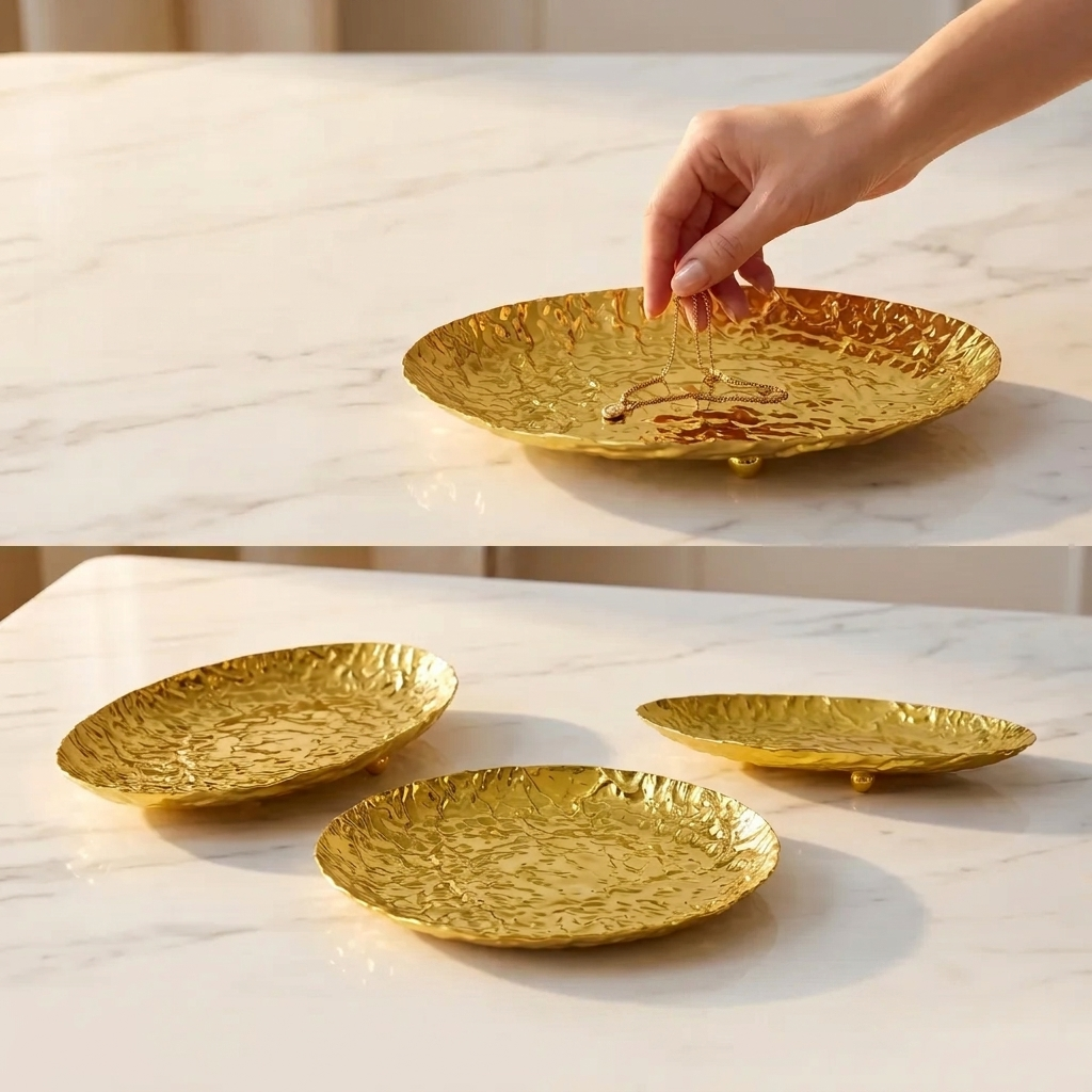 Bandeja Oval Dourada em Metal Martelado com Pés Esféricos — Design Luxury