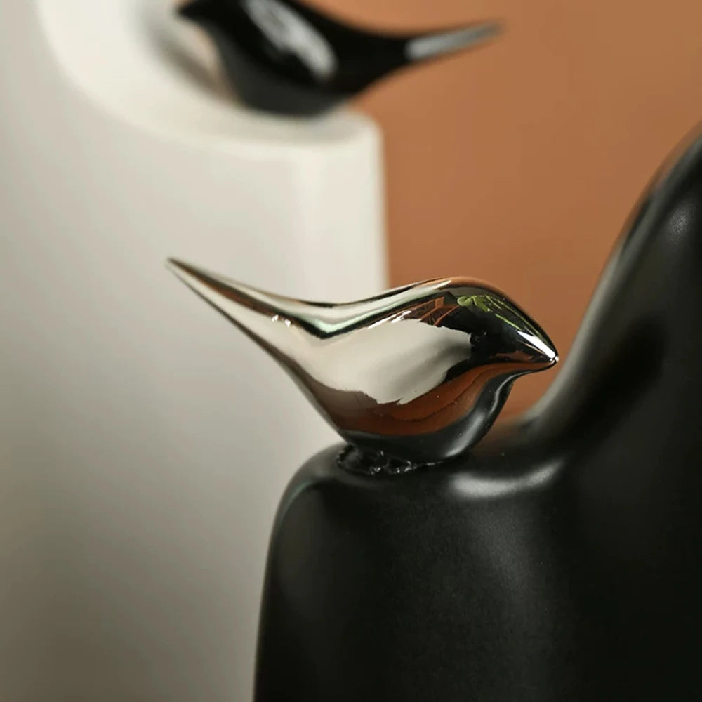Vaso de Cerâmica Minimalista com Escultura de Pássaro — Design Poético