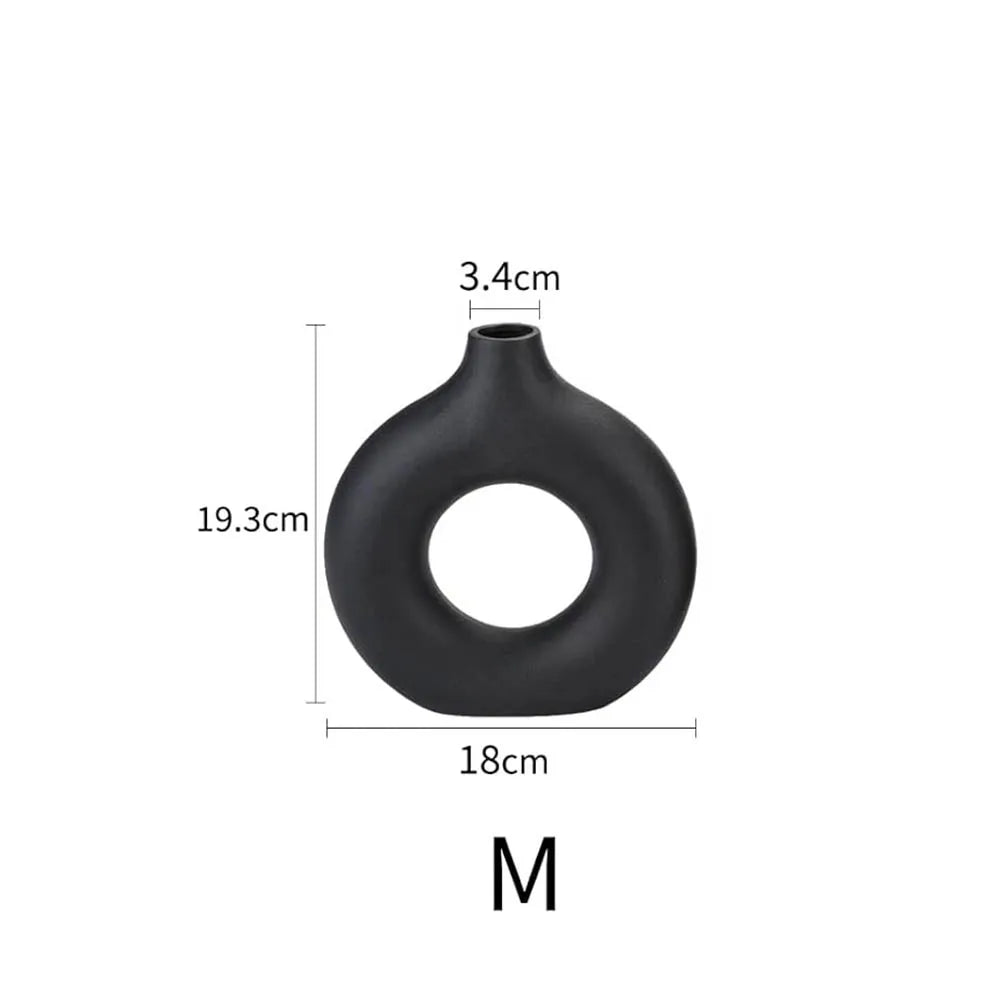 Vaso Escultural Donut em Cerâmica Preto Fosco — Design Escandinavo