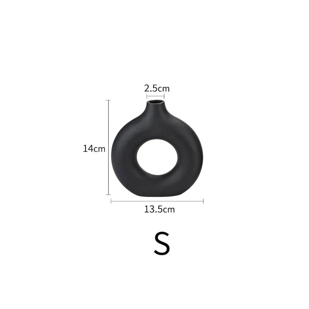 Vaso Escultural Donut em Cerâmica Preto Fosco — Design Escandinavo