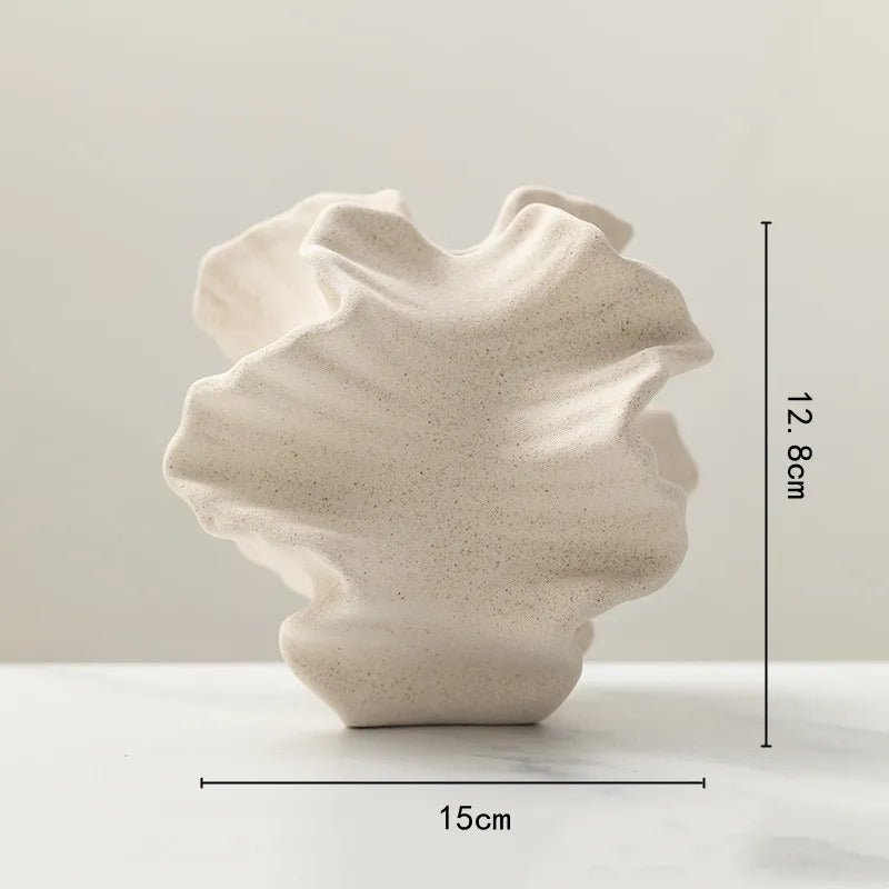 Vaso de Porcelana Plissado com Ondas Geométricas — Escultura de Mesa