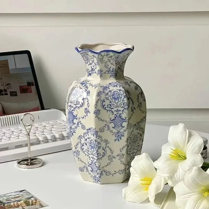 Vaso de Porcelana Pintado à Mão Azul & Branco — Estética Retrô Oriental