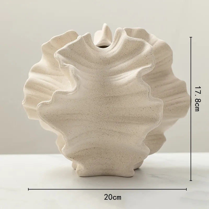 Vaso de Porcelana Plissado com Ondas Geométricas — Escultura de Mesa