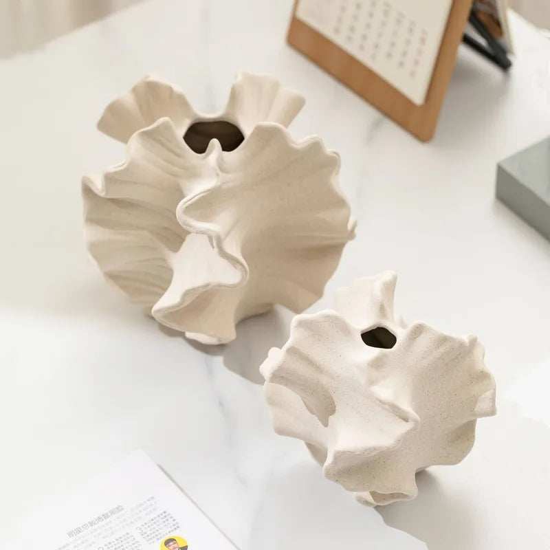 Vaso de Porcelana Plissado com Ondas Geométricas — Escultura de Mesa
