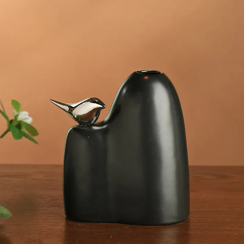 Vaso de Cerâmica Minimalista com Escultura de Pássaro — Design Poético