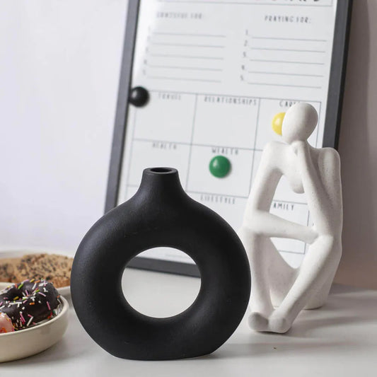 Vaso Escultural Donut em Cerâmica Preto Fosco — Design Escandinavo