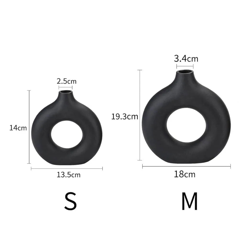 Vaso Escultural Donut em Cerâmica Preto Fosco — Design Escandinavo