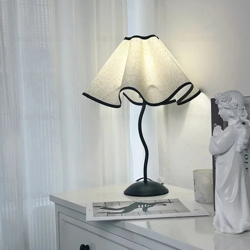 Abajur de Mesa Nórdico Cúpula Pétala em Tecido 39cm — LED 3 Cores