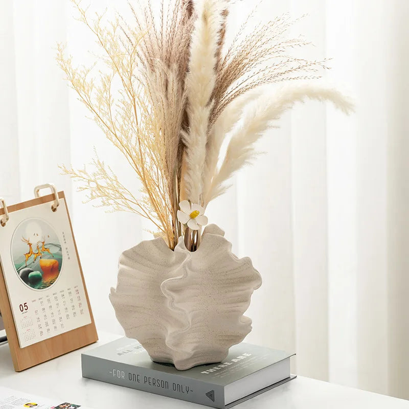 Vaso de Porcelana Plissado com Ondas Geométricas — Escultura de Mesa