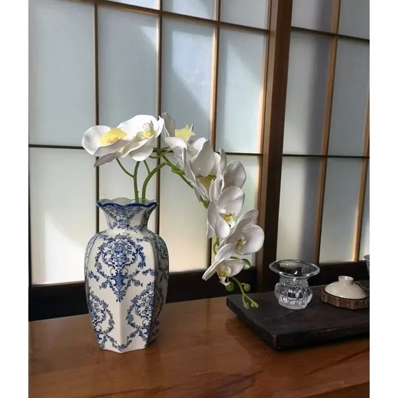 Vaso de Porcelana Pintado à Mão Azul & Branco — Estética Retrô Oriental