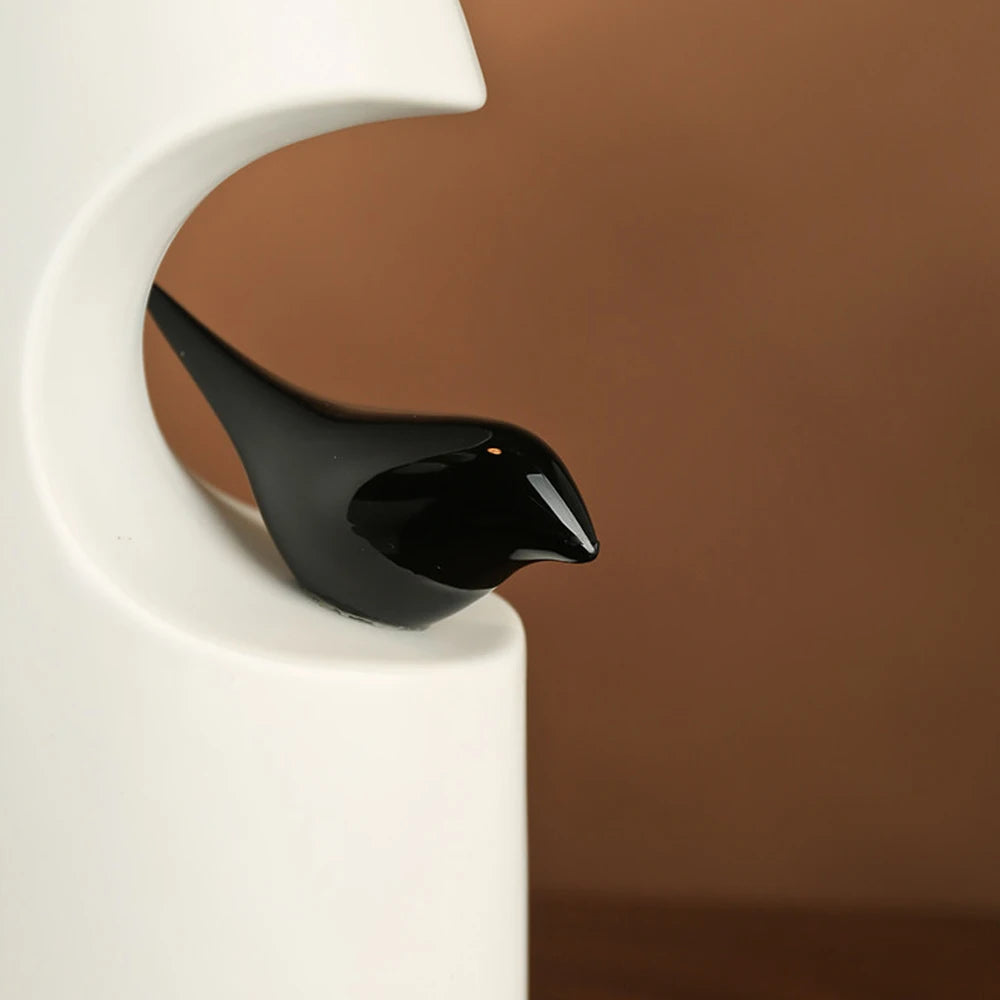 Vaso de Cerâmica Minimalista com Escultura de Pássaro — Design Poético