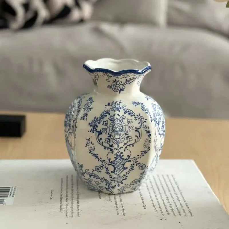 Vaso de Porcelana Pintado à Mão Azul & Branco — Estética Retrô Oriental
