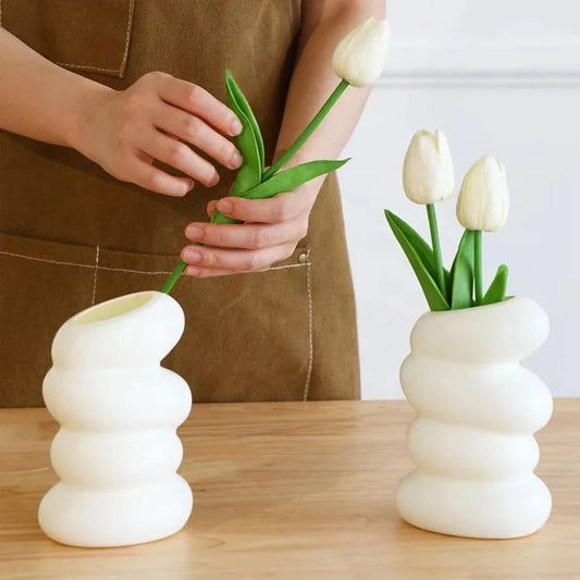 Vaso Nórdico Espiral Minimalista Off-White — Design Geométrico