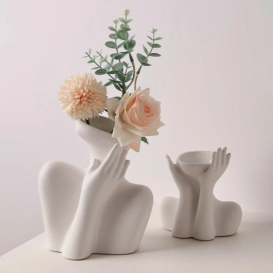 Vaso Escultural Body Art Mãos & Silhueta em Cerâmica — Design Nórdico