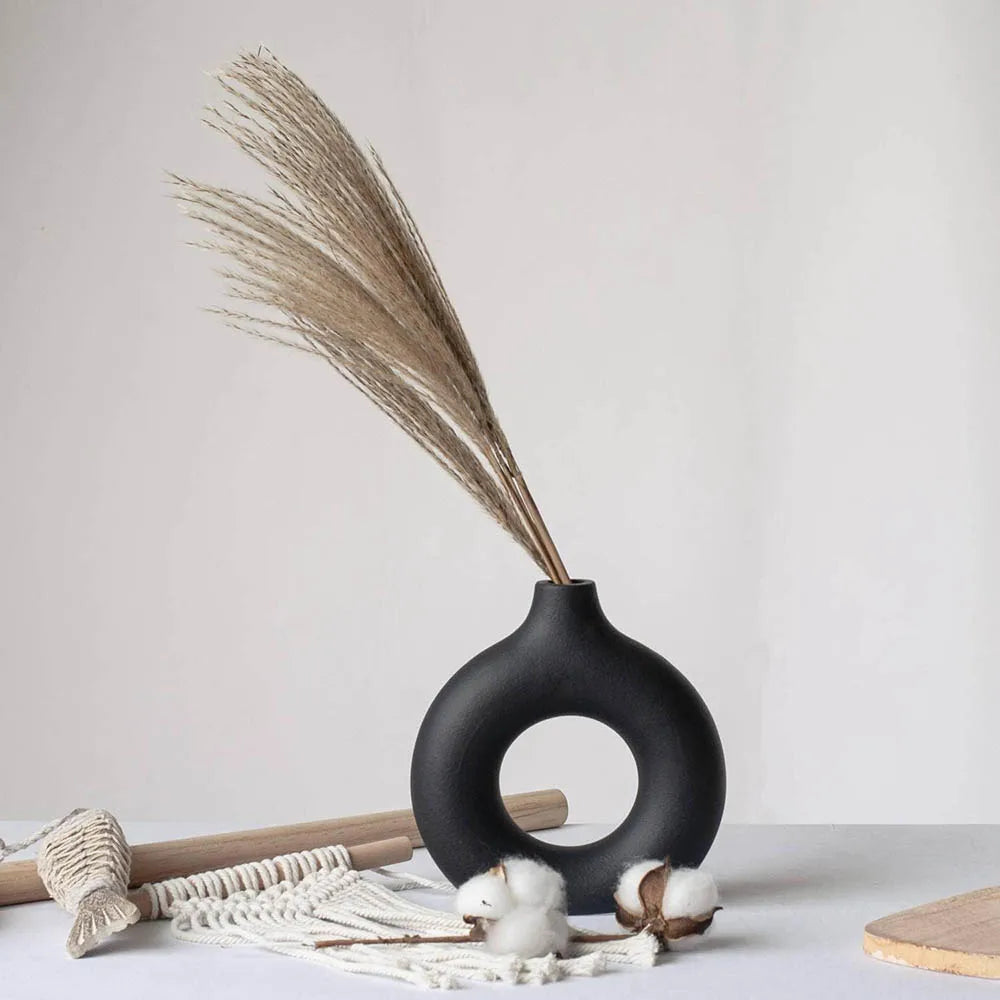 Vaso Escultural Donut em Cerâmica Preto Fosco — Design Escandinavo