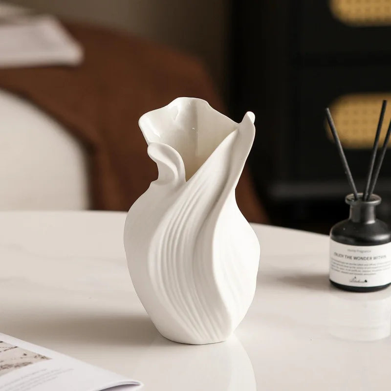 Vaso de Cerâmica Escultural Torcido — Design Nórdico Contemporâneo