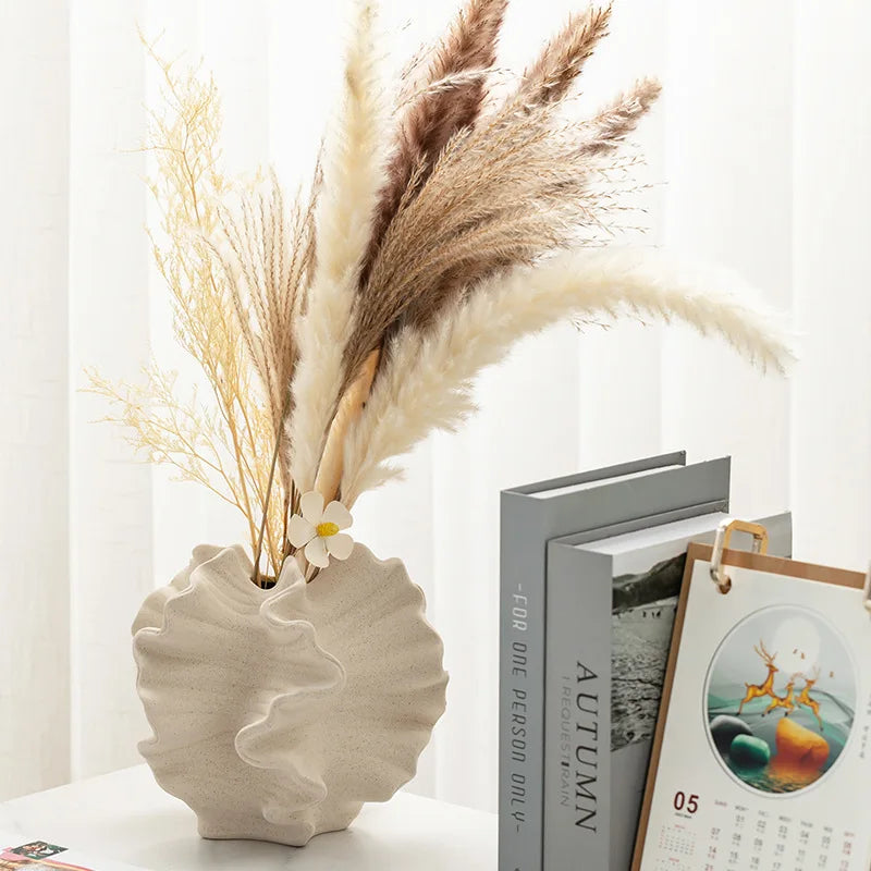 Vaso de Porcelana Plissado com Ondas Geométricas — Escultura de Mesa
