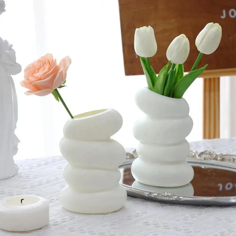 Vaso Nórdico Espiral Minimalista Off-White — Design Geométrico