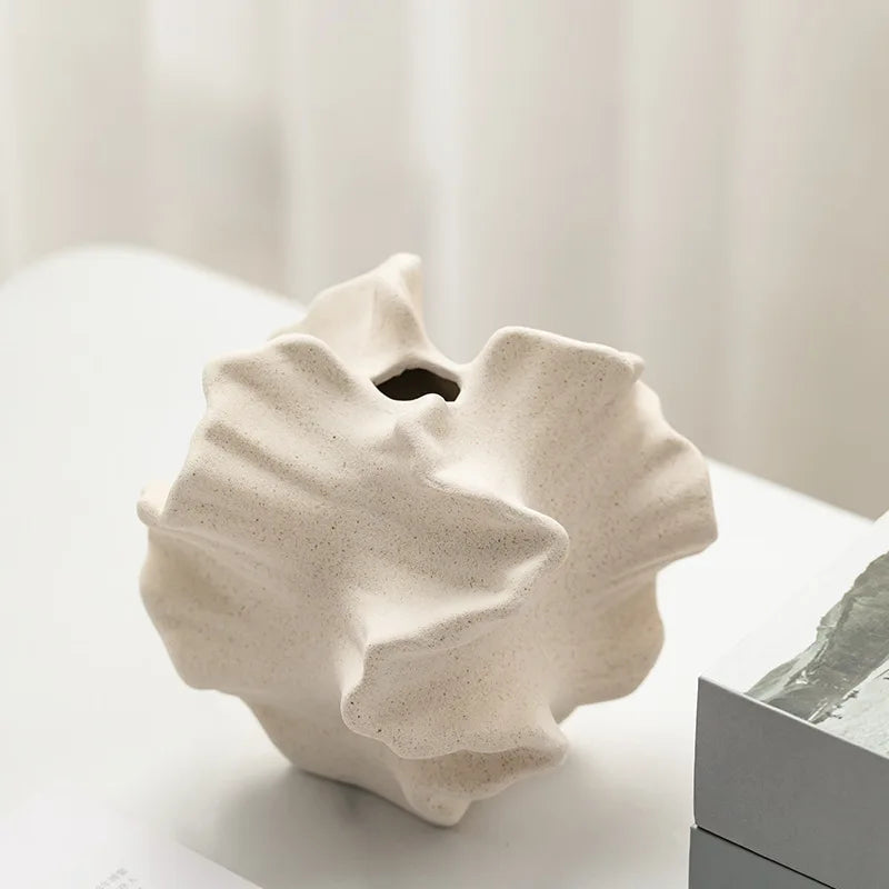 Vaso de Porcelana Plissado com Ondas Geométricas — Escultura de Mesa