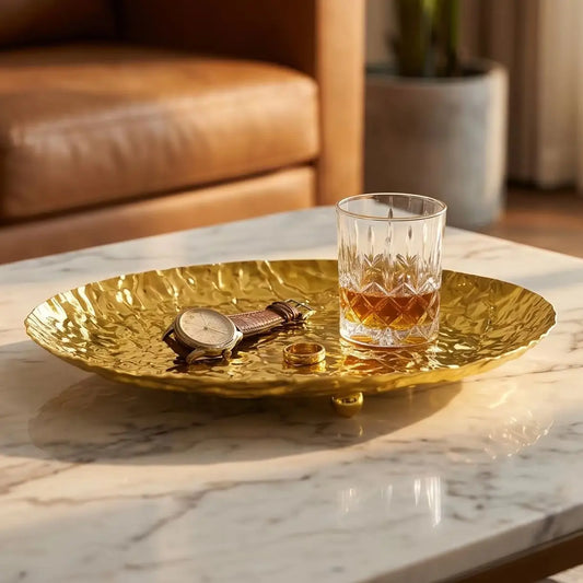 Bandeja Oval Dourada em Metal Martelado com Pés Esféricos — Design Luxury