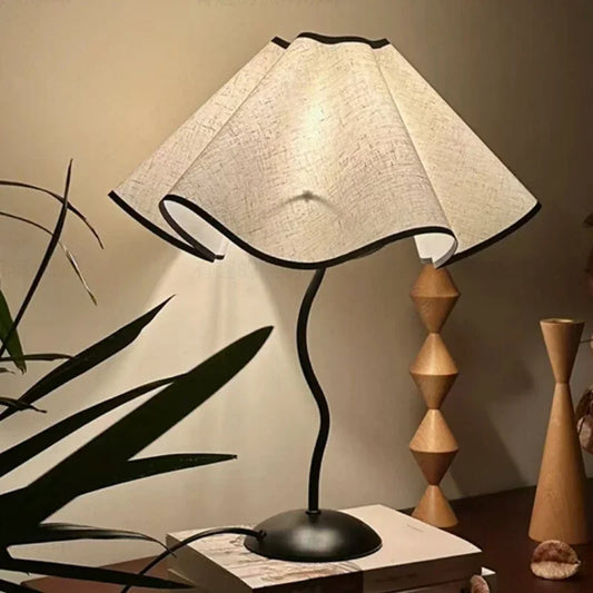 Abajur de Mesa Nórdico Cúpula Pétala em Tecido 39cm — LED 3 Cores
